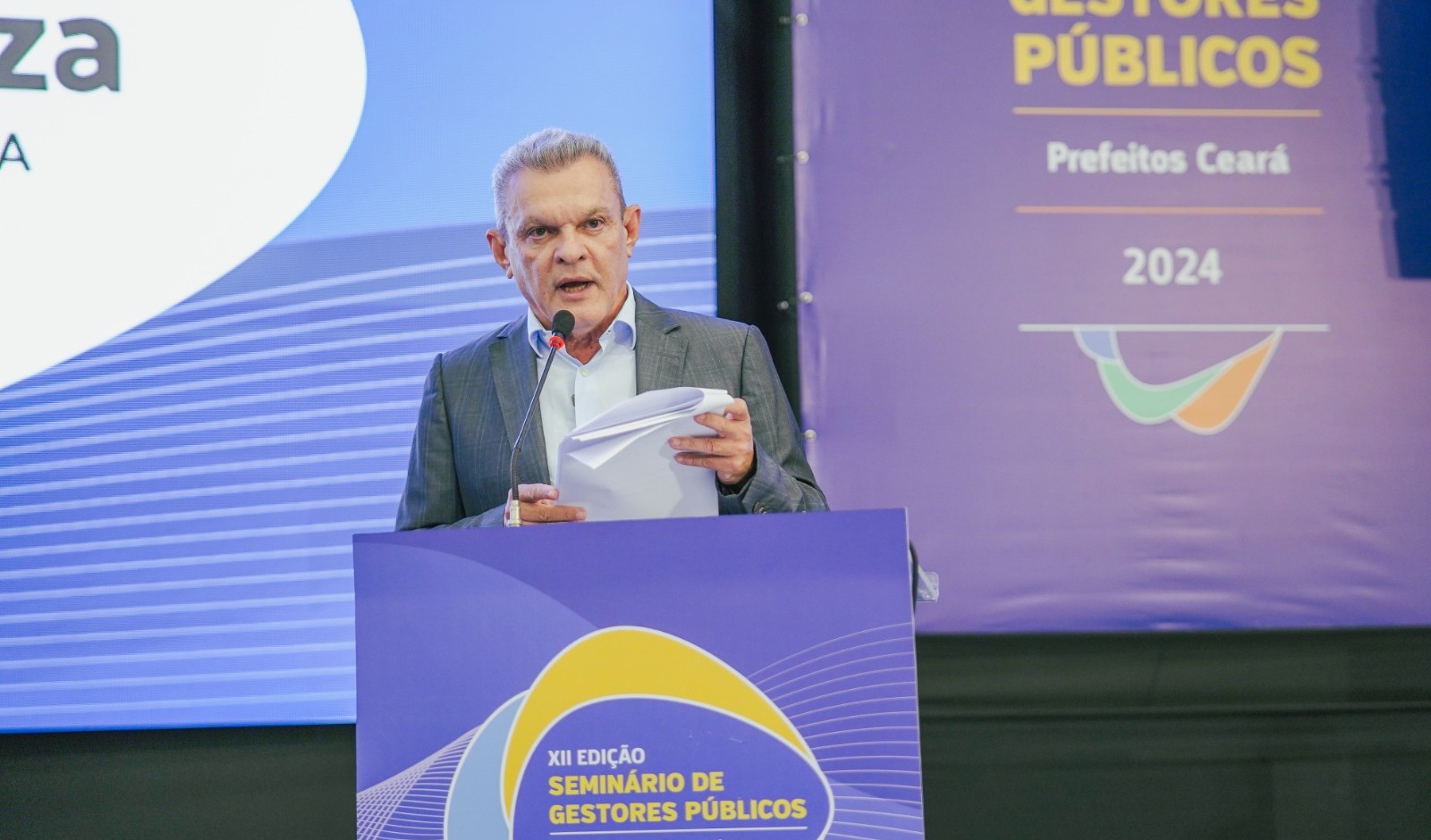 Sarto discursa no evento